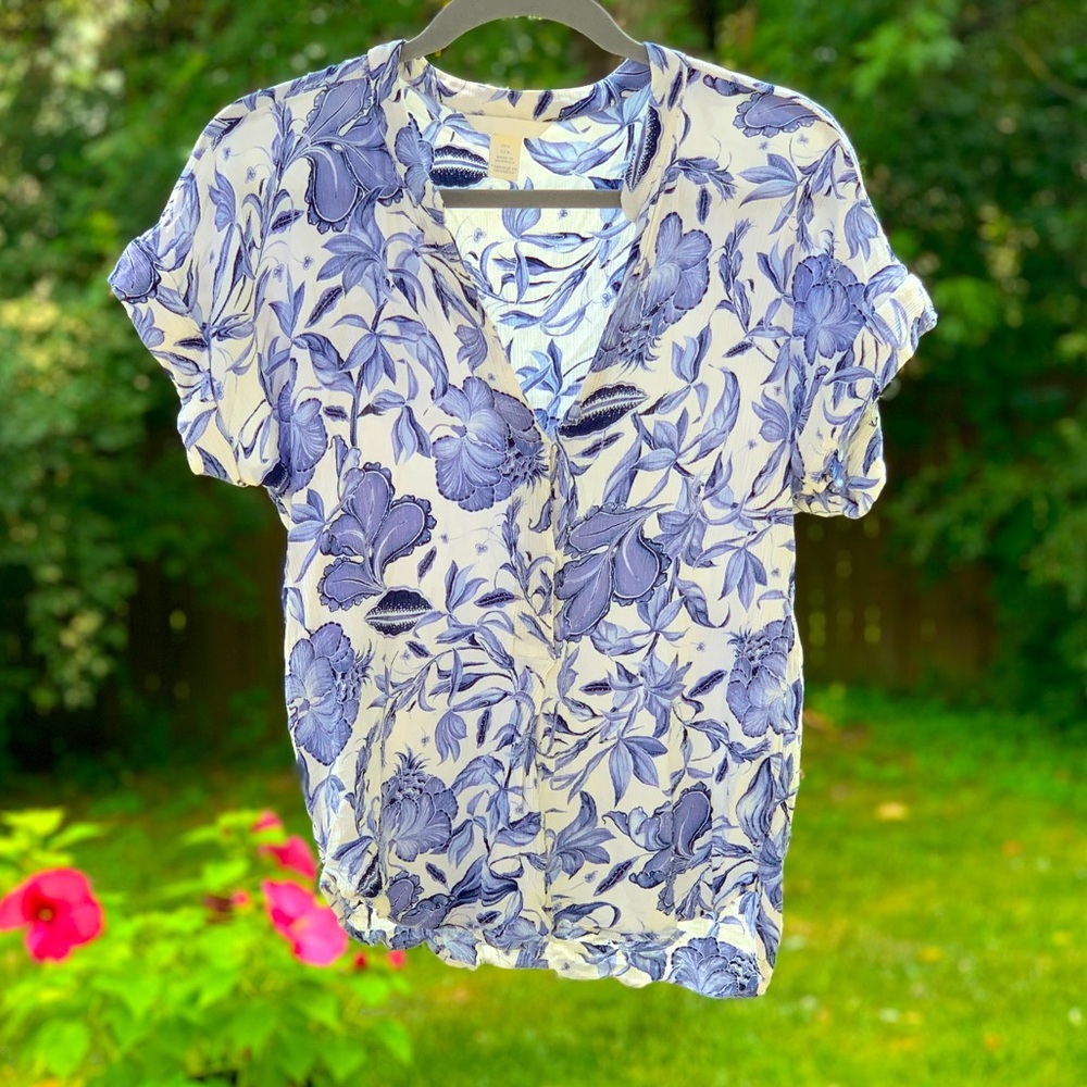 H&M Blue & White Floral Print Rayon Top w/ Cuffed Sleeves & Notched Neck size 8